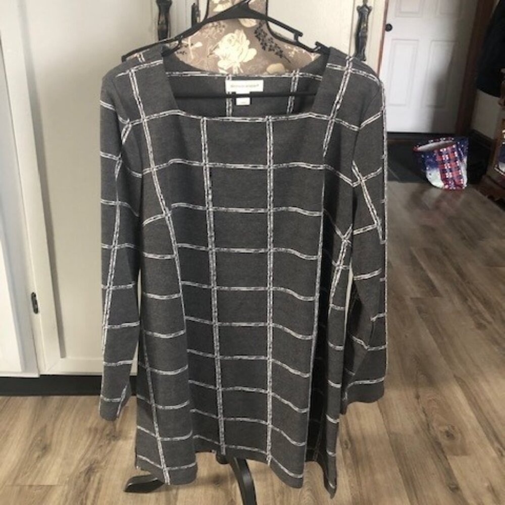 Croft & Barrow Gray & White Long Block Top